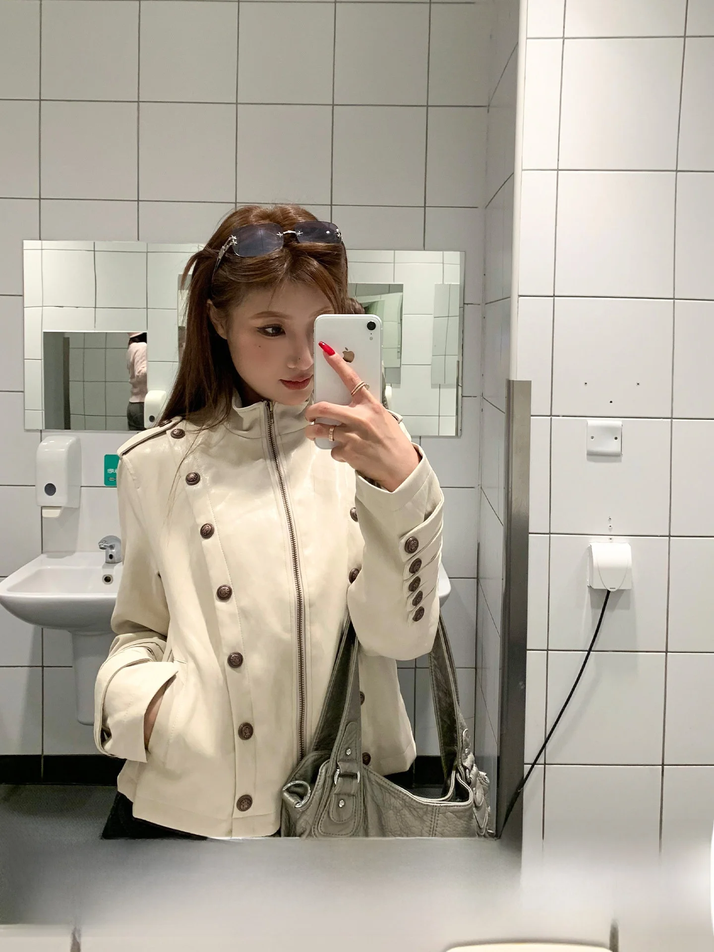 

Американская кожаная куртка на пуговицах для женщин, повседневная, приталенная, весенне-осенняя, короткая мотоциклетная куртка, модный хит