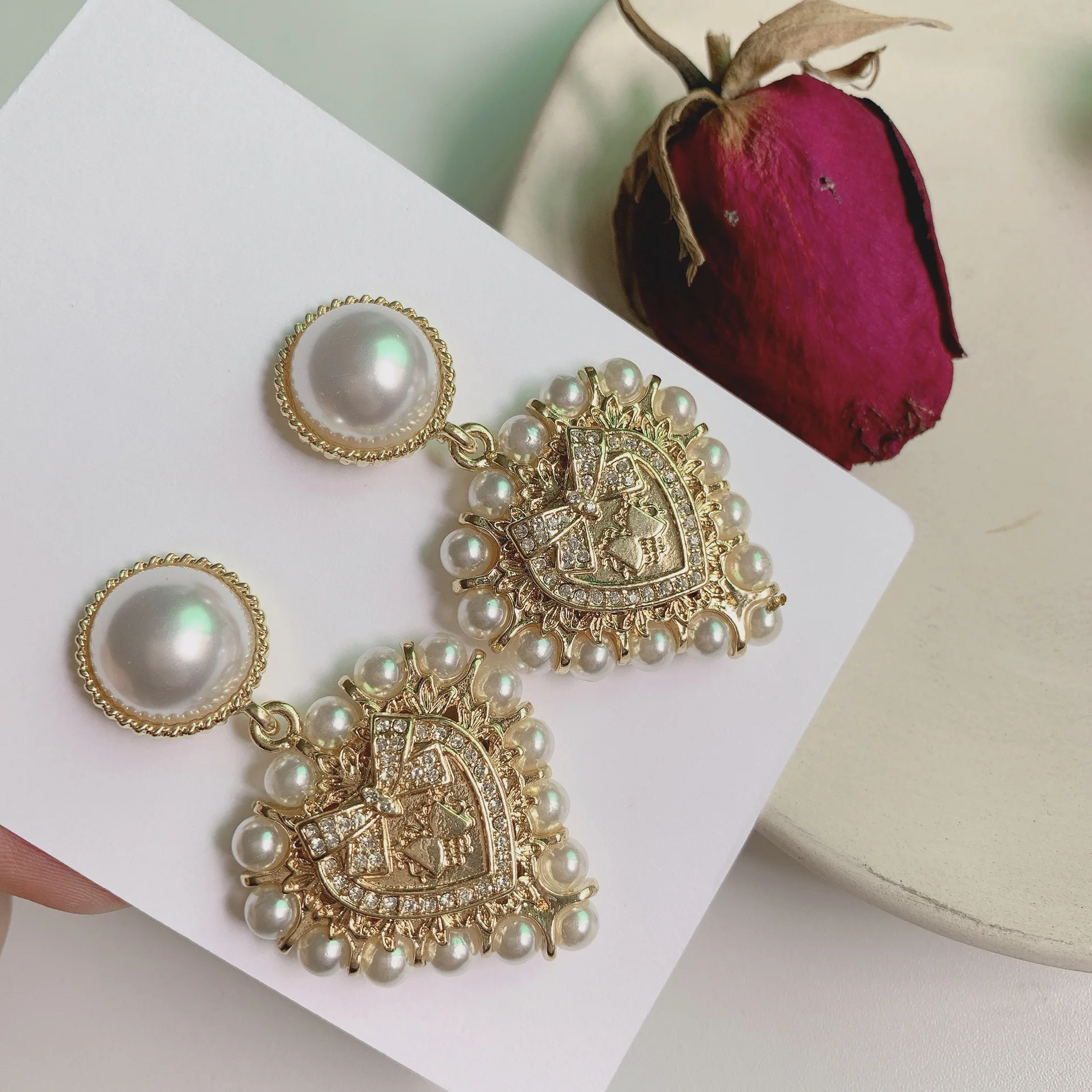 愛の真珠のイヤリング、女性のための誇張された、光沢のある贅沢、ハート型、レトロ、雰囲気、流行、ファッション