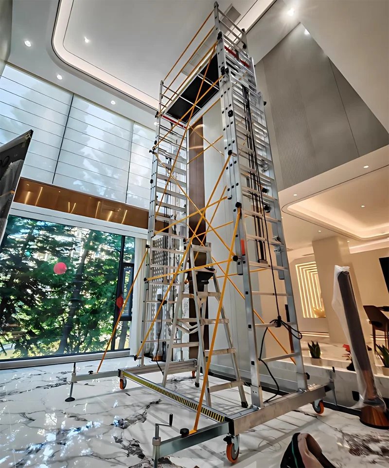 นั่งร้านอลูมิเนียมแบบปรับได้พร้อมขาตั้ง บันไดแบบพกพาสำหรับงานก่อสร้าง