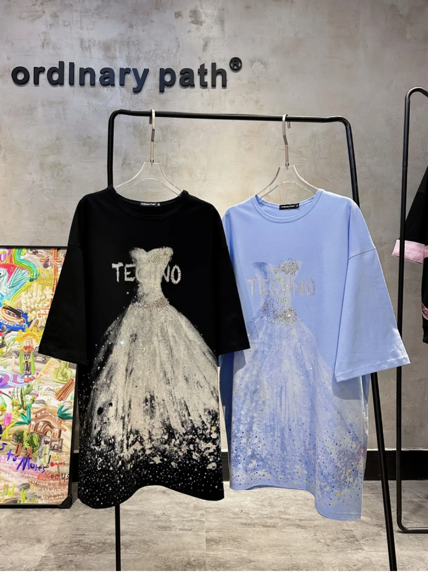 ラインストーン付きの女性用Tシャツ,半袖の特大のドレス,ダイヤモンドのパターン,大きいサイズ,柔らかく,エレガントな生地,夏,結婚式,ラグジュアリー