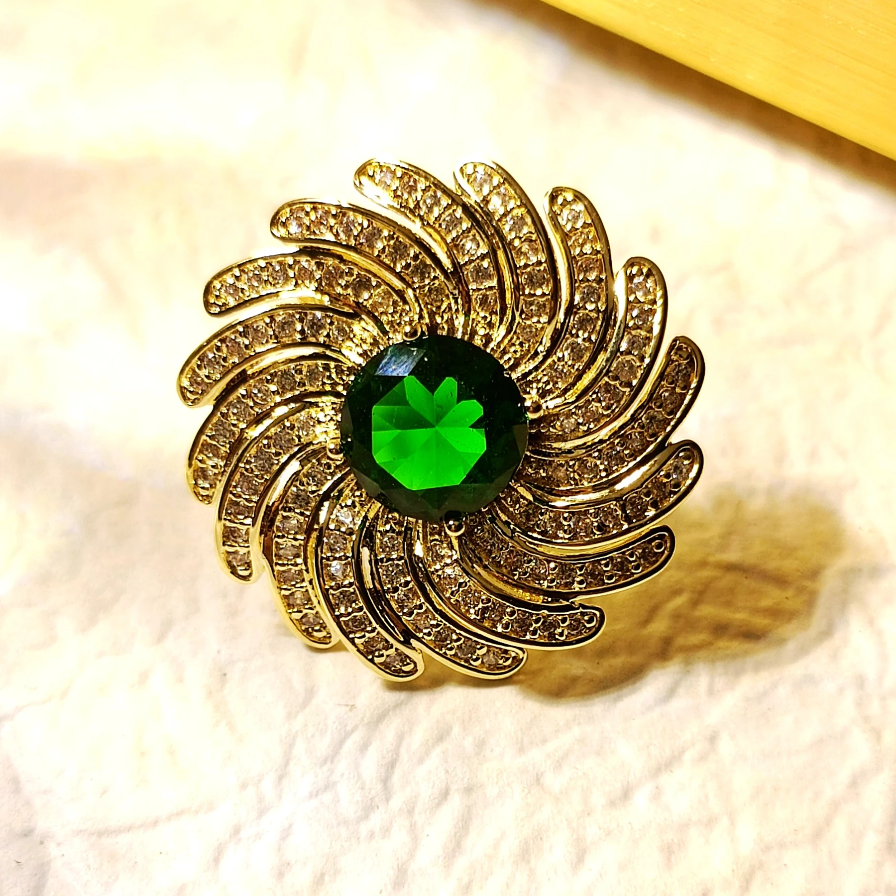 

Stylish Floral Pattern Green Circlet Brooch Pin Sunflower Jewelry