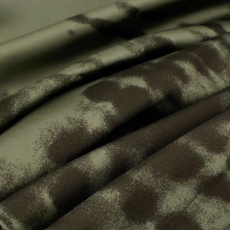 

Темно-зеленая камуфляжная ацетатная ткань с нерегулярным принтом в виде брызг, мягкая драпировка, легкий прозрачный материал для платья, блузки, юбки, модный текстиль