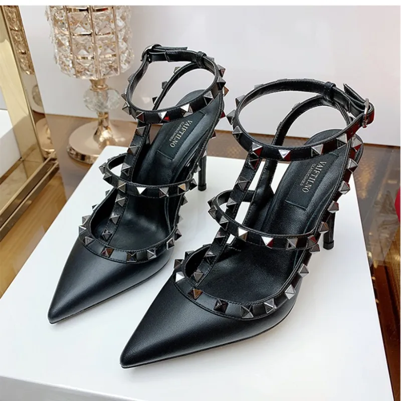 Sandalias de tacón alto con remaches de cuero laca para mujer, zapatos de tacón alto puntiagudos, color negro y dorado, 2024