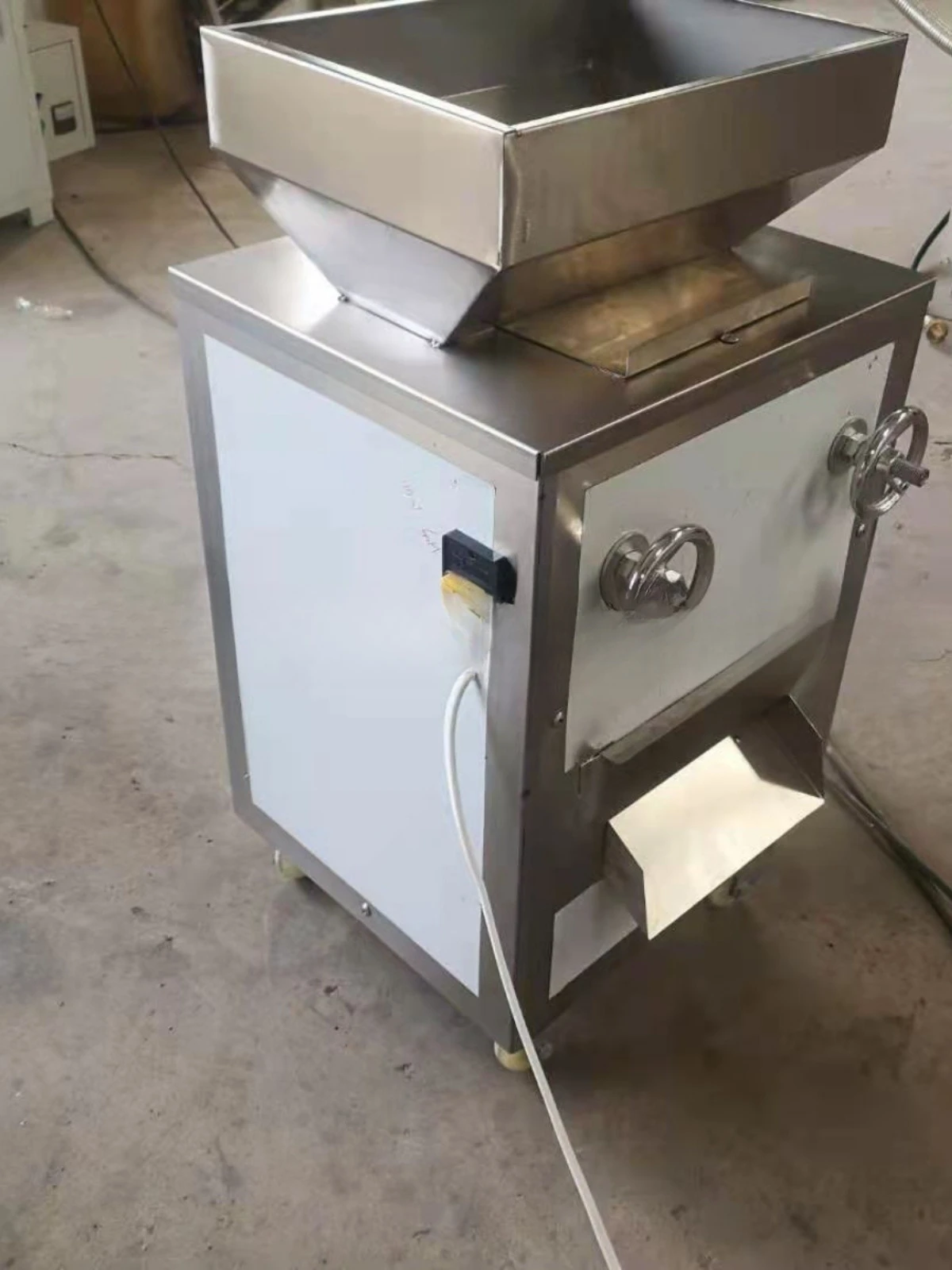 Fully automatic commercial peanut crusher, high-speed crushing particle size adjustable