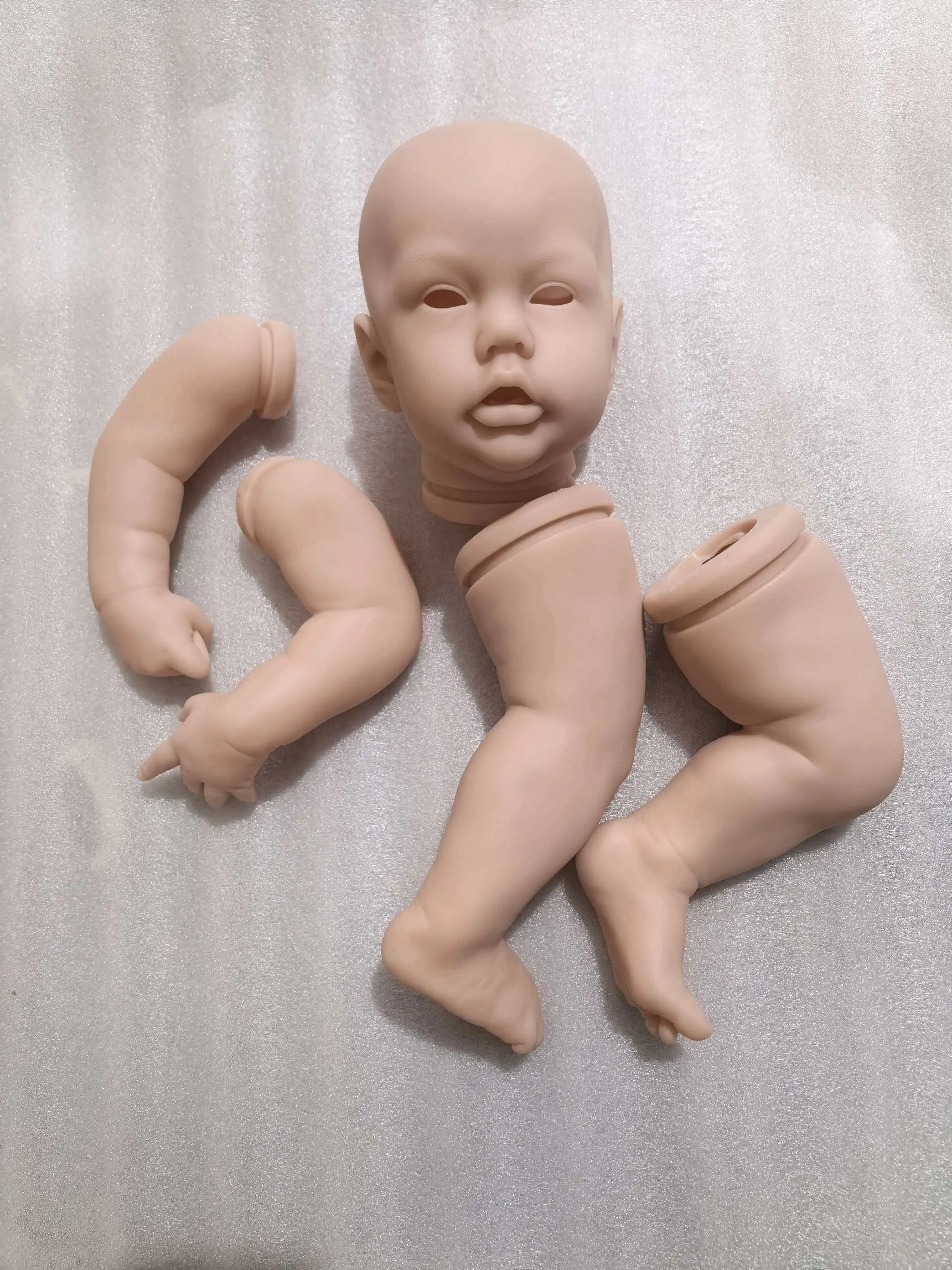 Zestaw do samodzielnego wykonania lalki Reborn NPK 22 cale, model Penny, niedokończony, z tkaninowym korpusem w naturalnych kolorach, dla kolekcjonerów i rzemieślników.