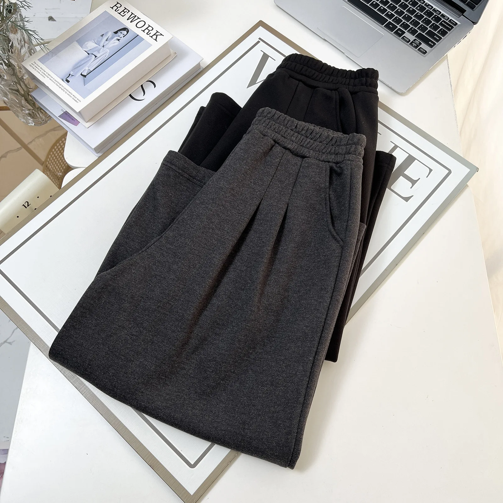 XXXXL Moda Plus Size Abbigliamento donna Pantaloni corti 2025 Autunno/Inverno Nuovo casual caldo pile e addensare pantaloni a gamba larga 462