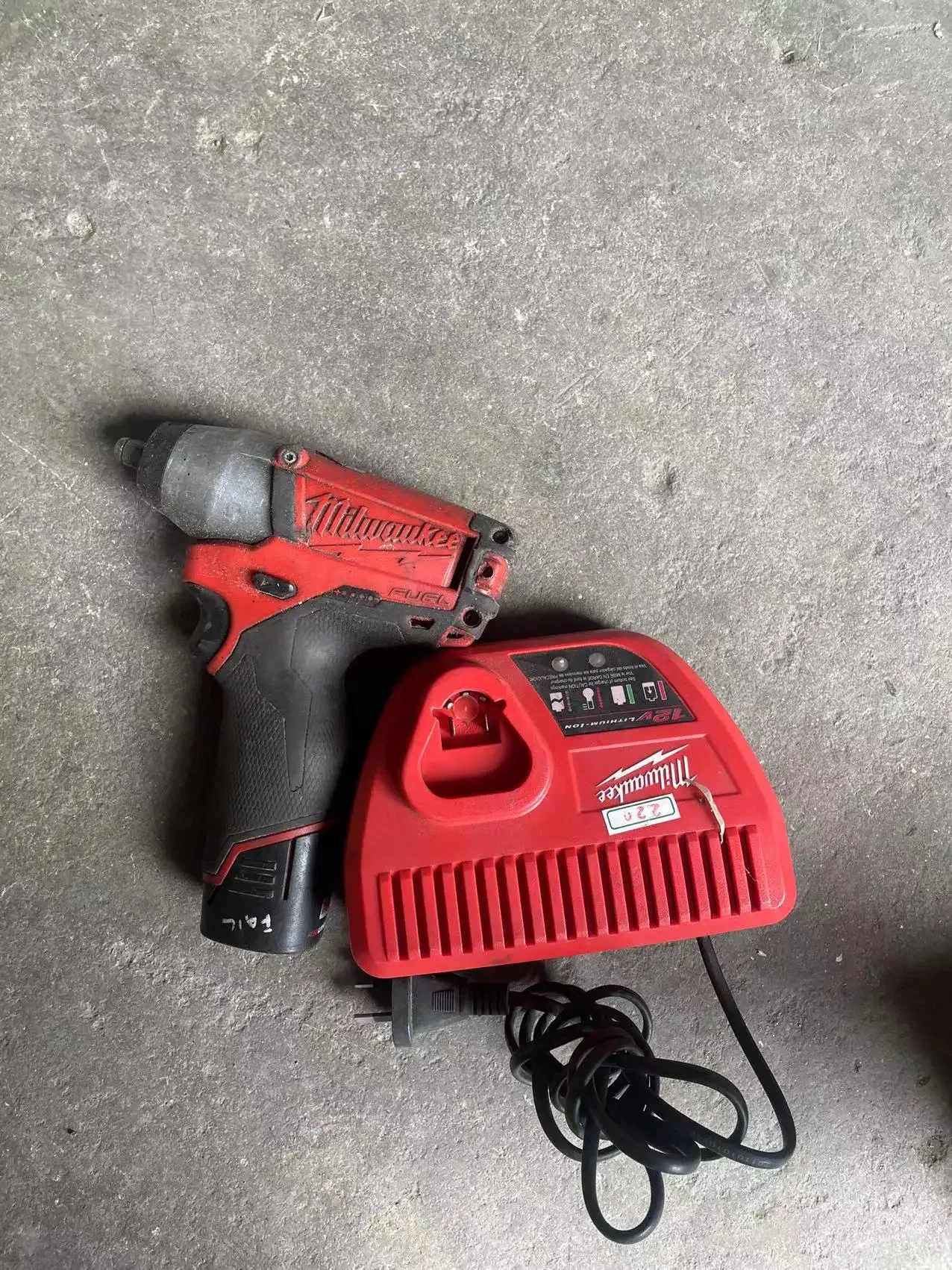 

Milwaukee 2454-20 Cordless Impact Wrench M12 FUEL 3/8"，WITH BATTERY AND CHARGER