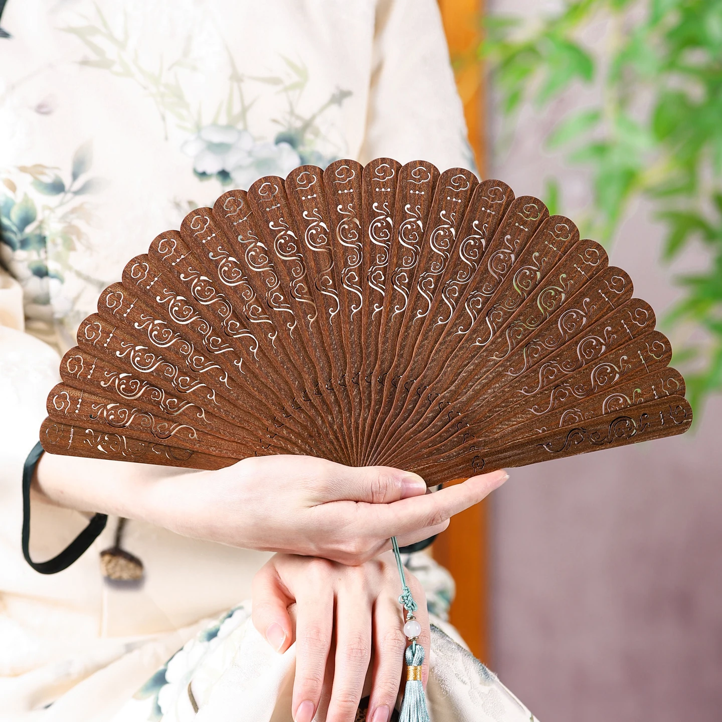 

Sandalwood Fan Sandalwood Sushan Cheongsam Hanfu Hollow Intangible Cultural Heritage Gifts Chinese Style Ancient Folding Fan
