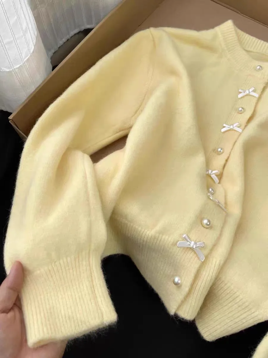 부드러운 슬레 밀크 옐로우 매듭 진주 단추 니트 스웨터 코트 여성용 사이즈 가을 2025 패션 니트 가디건 탑