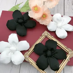 Tela de cinco pétalos 3D para costura, mantel de flores blancas y negras, accesorios de parche bordado para ropa, sombrero, 5 piezas