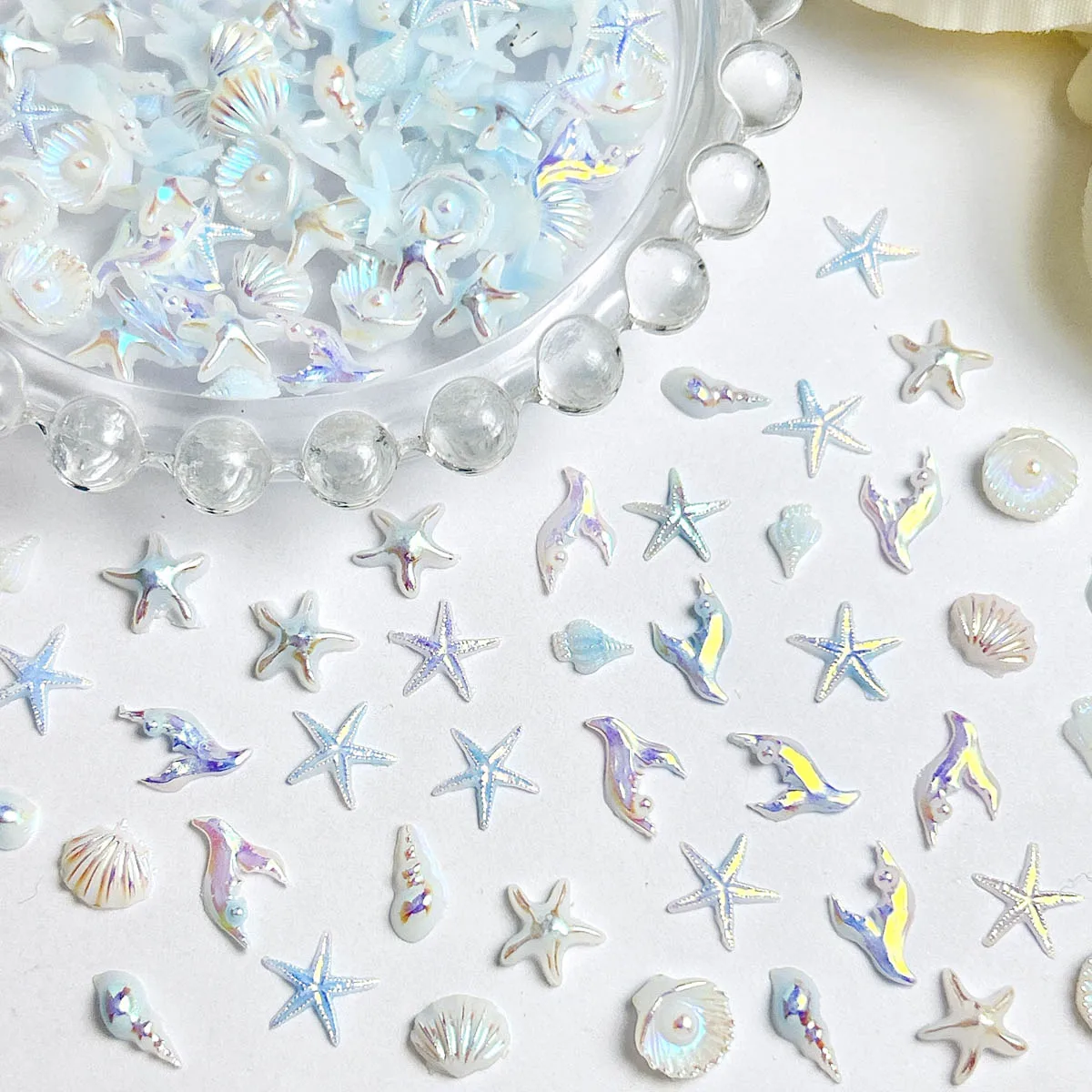 Hellblaue Schillernde Ozean-Nagelcharms 3D Harz-Muschel Seestern Meerjungfrauenschwanz Nagelkunst-Dekorationen für Sommer-Strand-Maniküre, DIY