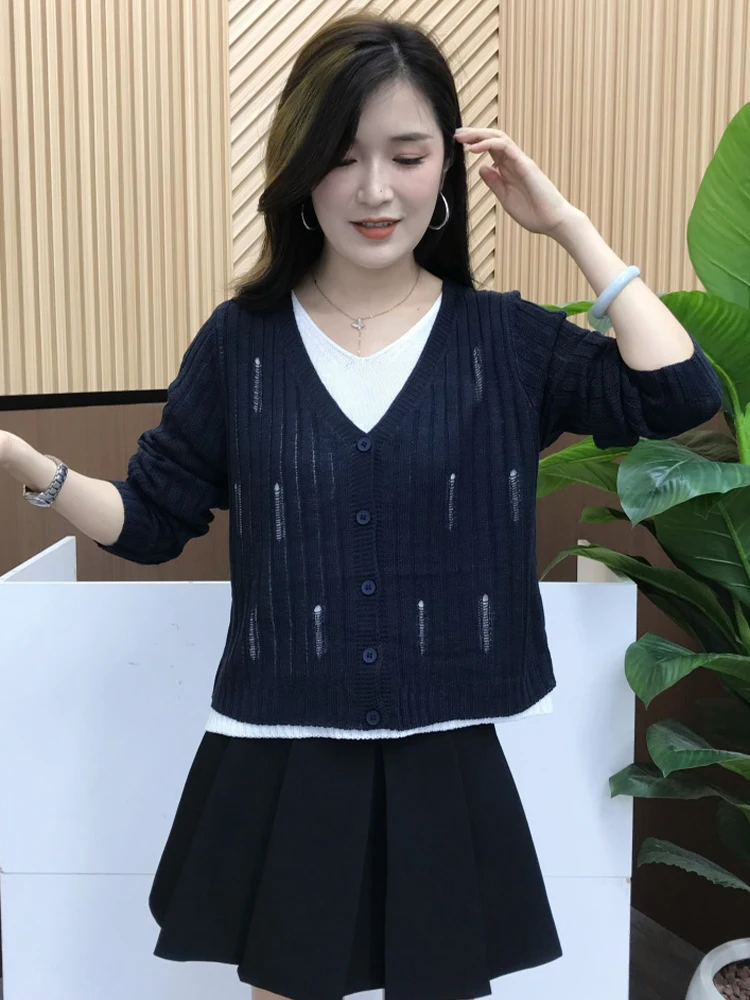 Elegancki sweter damski przeciwstarzeniowy, idealny na dojazdy do pracy, swobodny, dzianinowy, prosty, uniwersalny, średnio cienki, z dekoltem w serek, długi rękaw.