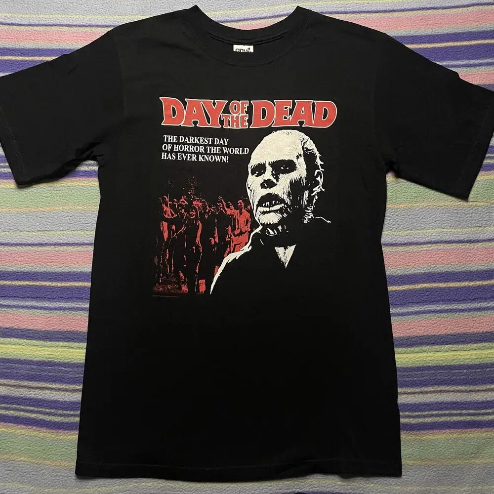 DAY OF THE DEAD Small T-Shirt ZOMBIE Horror Movie George A Romero Darkest Day Of