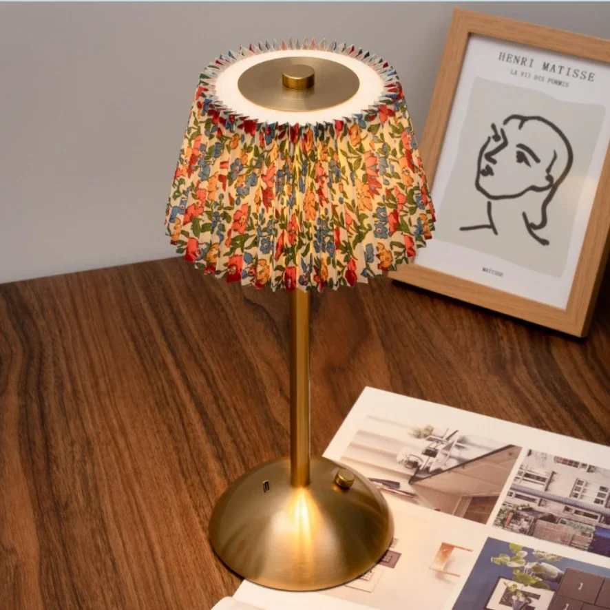 Lampada da scrivania con carica francese di tipo C con paralume in tessuto Lampada creativa touch dimmerabile wireless Luce ambientale portatile per soggiorno