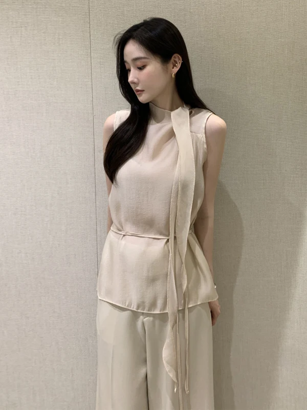 Damska letnia bluzka z wysokim kołnierzem, cienka, z paskiem, unikalna, z wygodnego, lekkiego materiału, idealna do pracy.