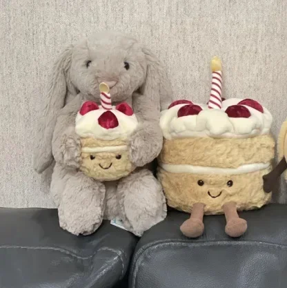

Cute Je 30 см застенчивый кролик Бонни с плюшевым куклой-торт на день рождения, сопровождающими кошками, собаками и домашними животными с праздничными подарками.