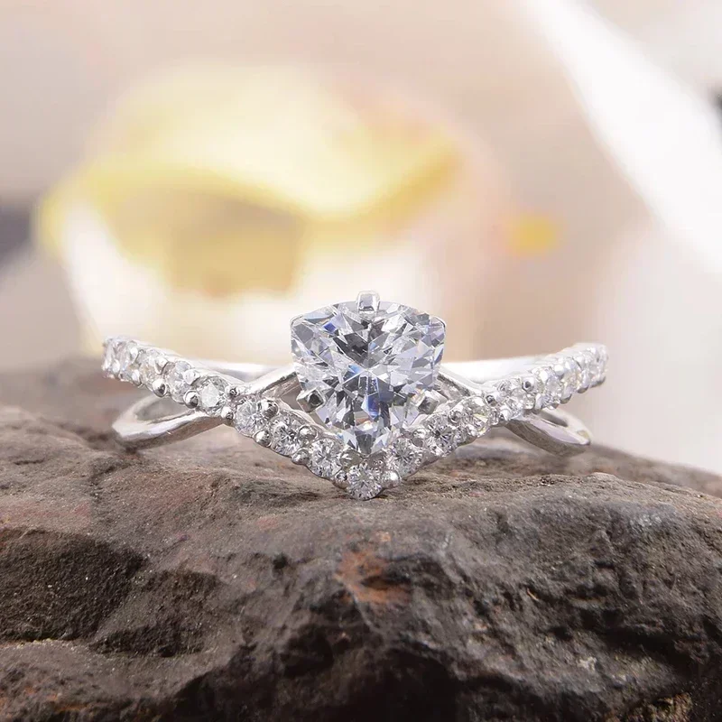 Unique Design Women Rings with Triangular Cubic Zirconia Modern Fashion Female Accessories Eternity Wedding Band Jewelry