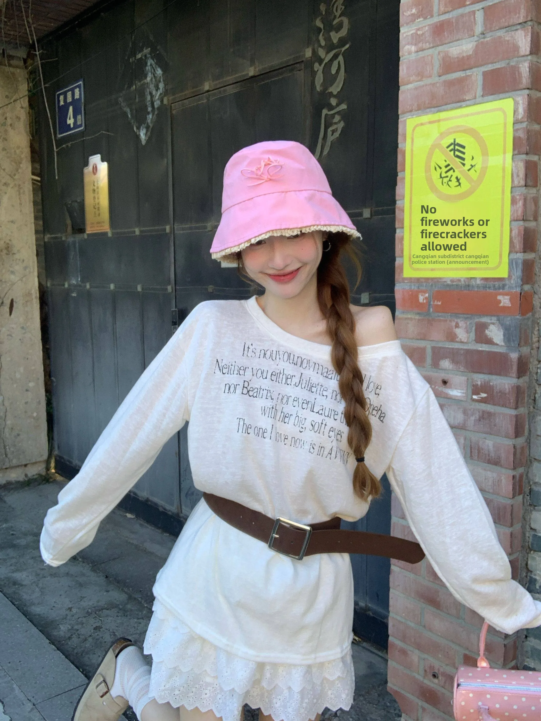 

Женская модная футболка в американском ретро-стиле с длинным рукавом, принтом-надписью и диагональным вырезом на плече, осенне-зимняя, приталенная