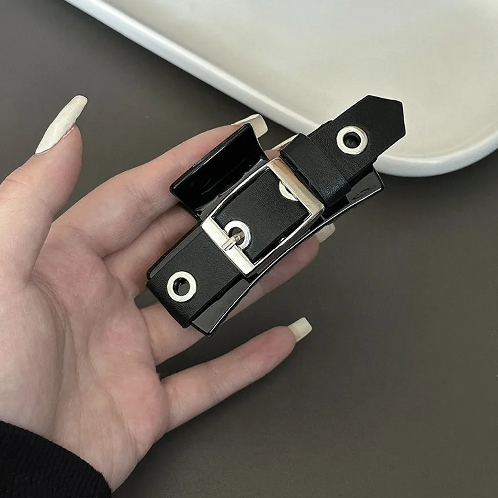 Jepit Rambut Tali Kulit Hitam Modis Gaya Punk Jepit Hiu Elegan Aksesori Rambut Unik Bentuk Persegi