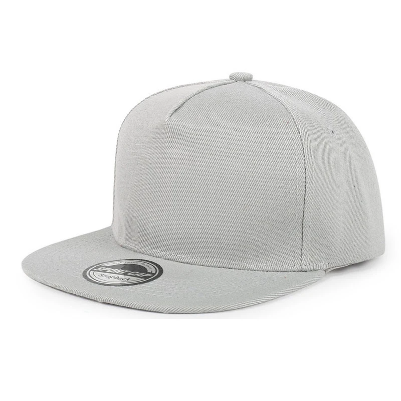 Solid-Color Flat-Brim Silver-Label Plastic Snap Baseball Cap. Multiple Colors, Suitable for Daily Streetwear in a Hip-Hop Style.