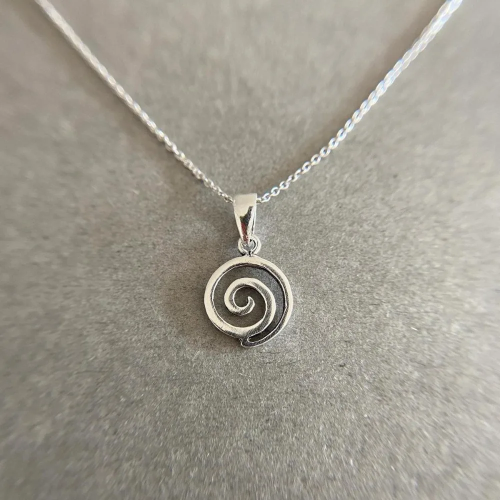 Bohemia Stainless Steel Silver Color Smooth Surface Geometric Mini Vortex Snail Shell Pendant Necklace for Women Jewelry Gifts
