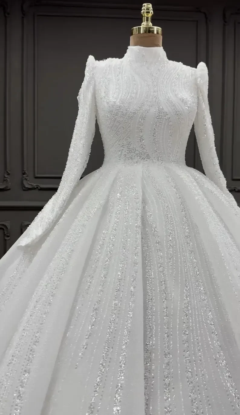 カスタマイズされたエレガントで控えめなボールドレスのウェディングドレス長袖ハイネックのウェディングドレス豪華な白いドレス