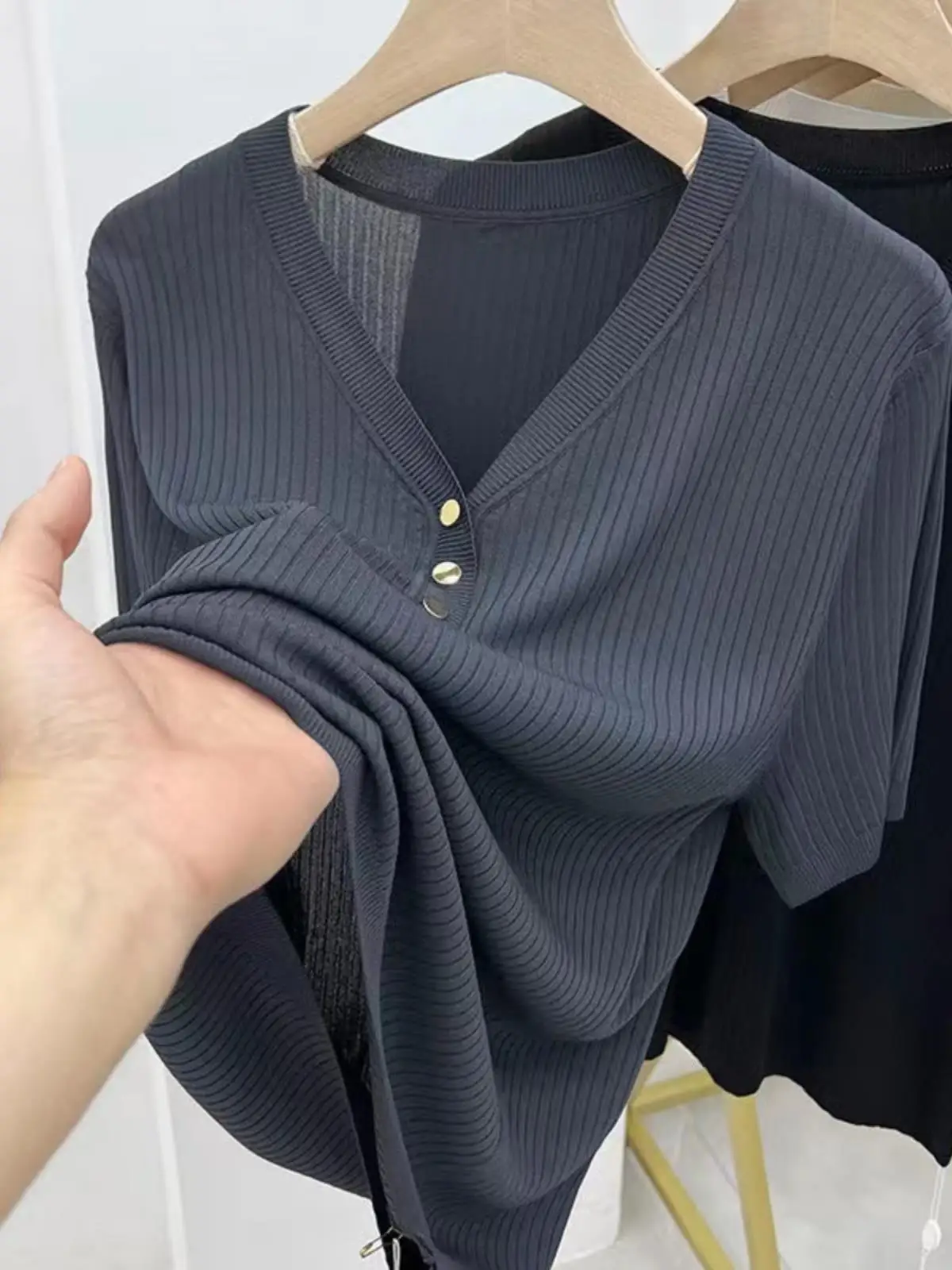 

Женская летняя футболка больших размеров из ледяного шелка ort Sve, вязаный свитер на пуговицах с V-образным вырезом, свободное мясо, скрывающие европейские товары