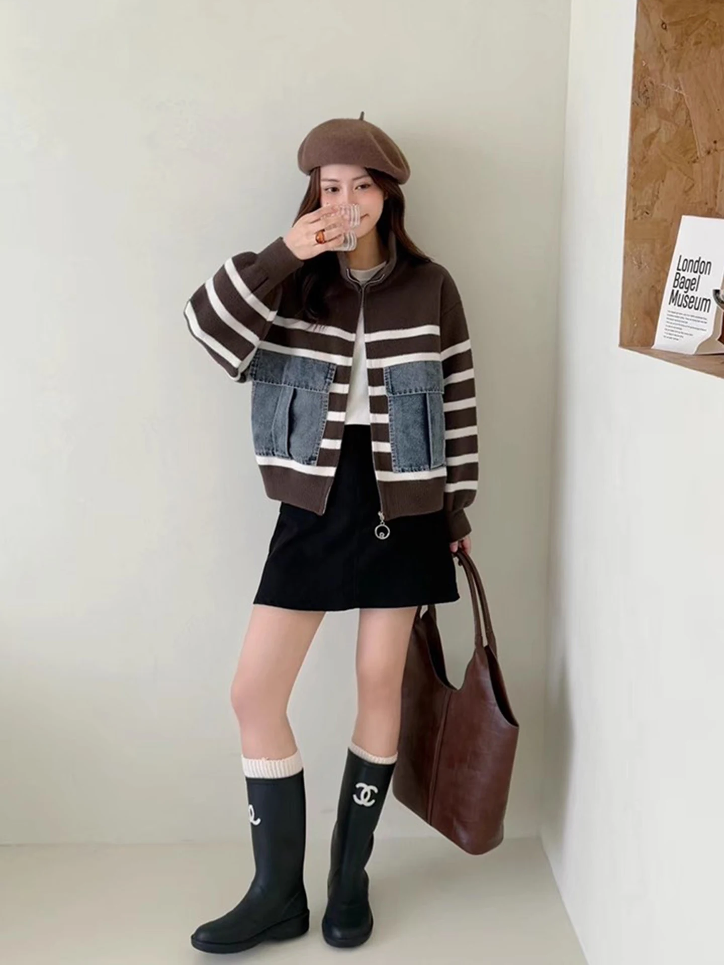 Sweater Rajut Kasual dengan Kerah Tegak Bergaris Desain Denim Kombinasi Sensasi Wanita Musim Gugur Terbaru