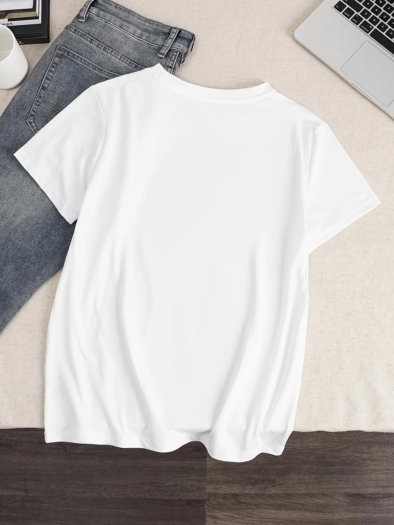 Butterfly print summer women's casual round neck simple and refreshing short sleeved T-shirt suitable for daily travel wear