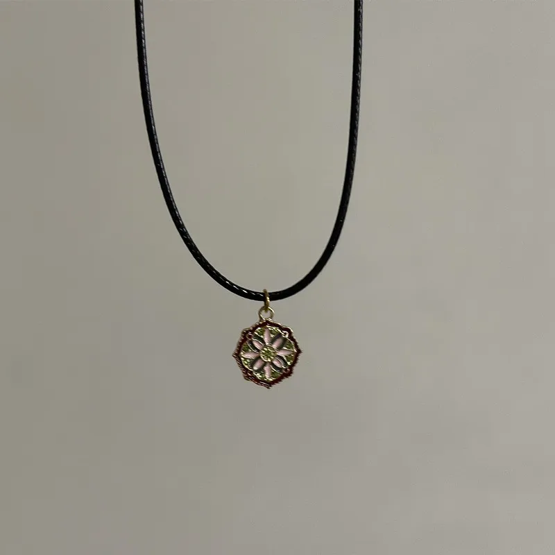 Vintage Tropföl-Blumen-Sonnen-Anhänger-Halskette mit Lederband – Einzigartiger Schmuck im Antik-Stil – Detail 4