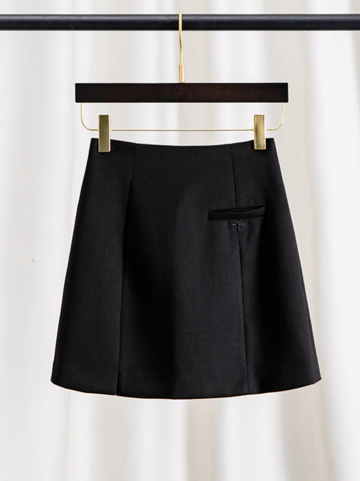 

Черная асимметричная короткая юбка с высокой талией, вышивкой и необработанным краем, в корейском стиле, для повседневной носки, из шерстяной смеси, облегающая