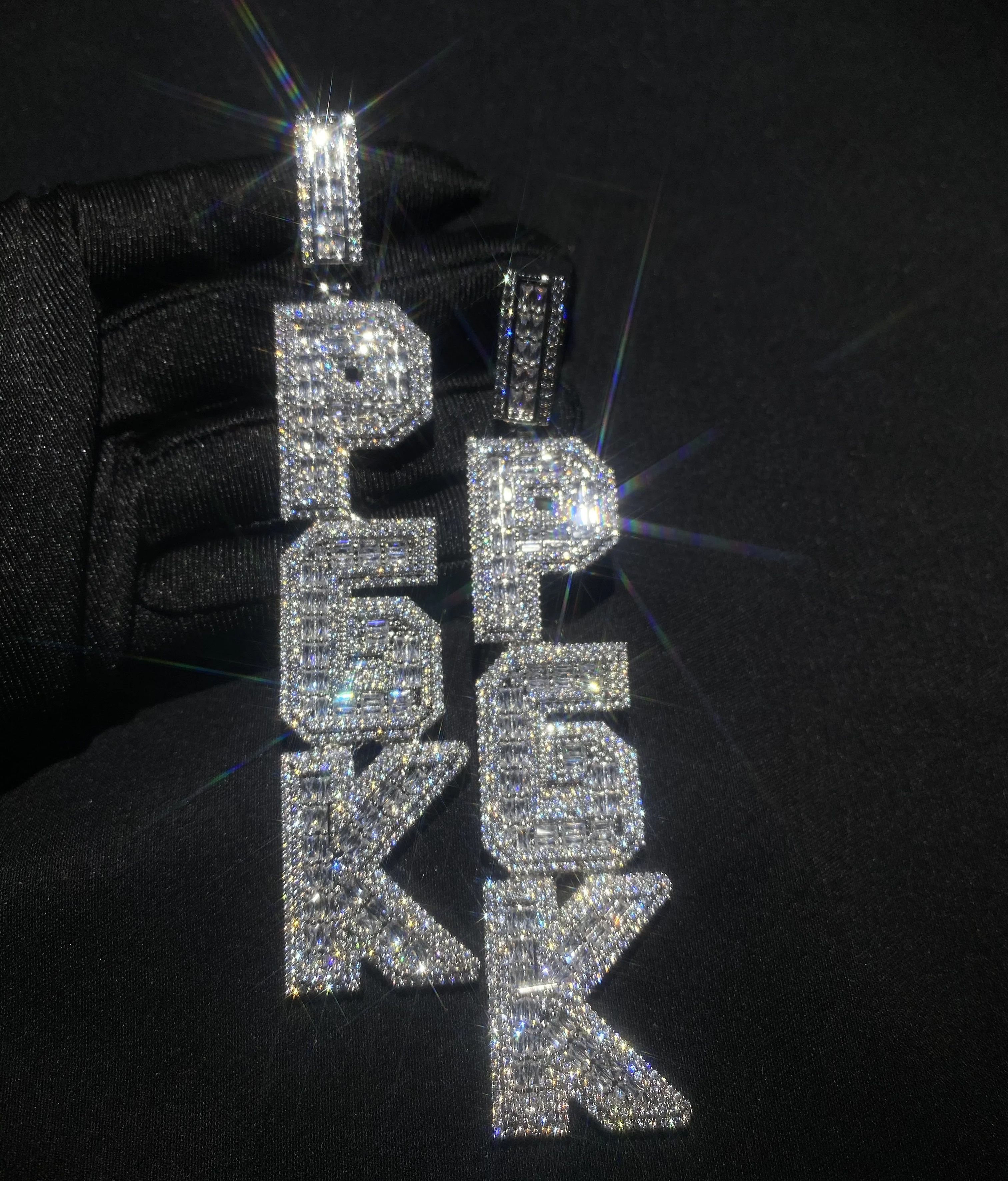 

Индивидуальные вертикальные ожерелья с буквами Baguettecz для мужчин, квадратные подвески с кубическим цирконием и именем, персонализированные модные украшения