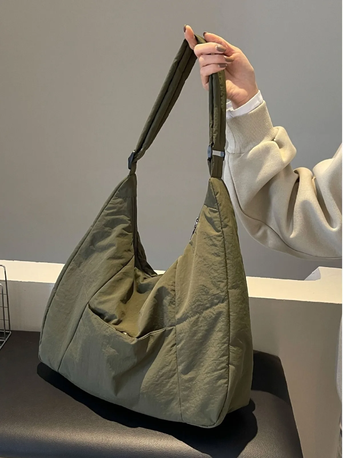 レディース-トートバッグ-クロスボディまたはショルダーウェア-ナイロ素材-中硬度-ポリエステル裏地-シングルストラップ-カジュアルシーン