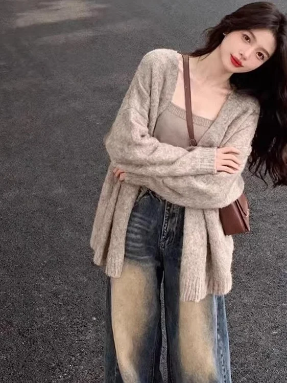 

Комплект Laid-ba: вязаный кардиган, жилет на бретелях, джинсы с высокой талией и футболка. Удобный, дышащий женский повседневный комплект из трех предметов.