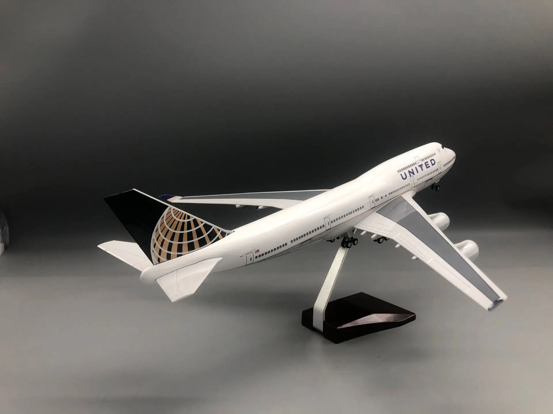 

47cm Scale Aircraft B747 United Airways Airplane Diecast Kit Resin With Lights Wooden Base Adults Fun Aviation Model Gifts
