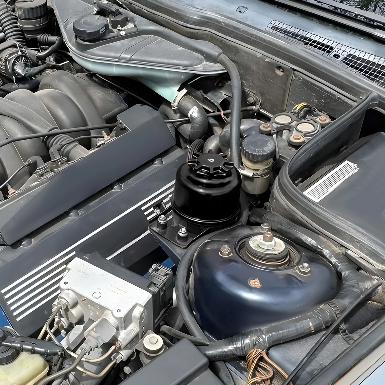 BEVINSEE Aluminium-Servolenkungsbehälter-Set für BMW E39 E60 E61 E90 E92 E46 E36 E30 E87 E82 Z3 Z4, ersetzt für 32416851217, 32410141426,32411097164,32411124680,32412227264,32416851332,32411128333 – Detail 3