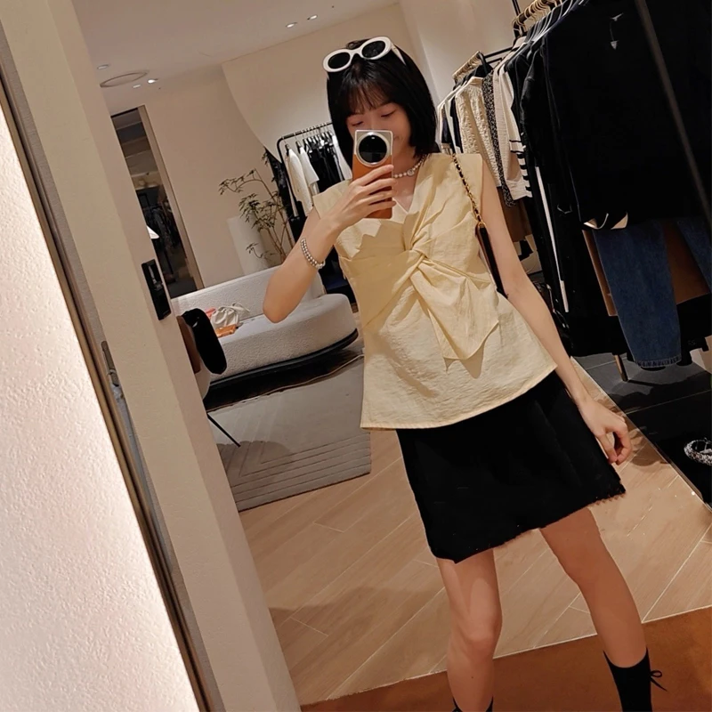 تصميم رومانسي أنيق على شكل حرف v وعقدة مطوية وربطة عنق كبيرة بدون أكمام قميص نسائي 2 لون على الطراز الفرنسي مقاس نحيف غير قاب...