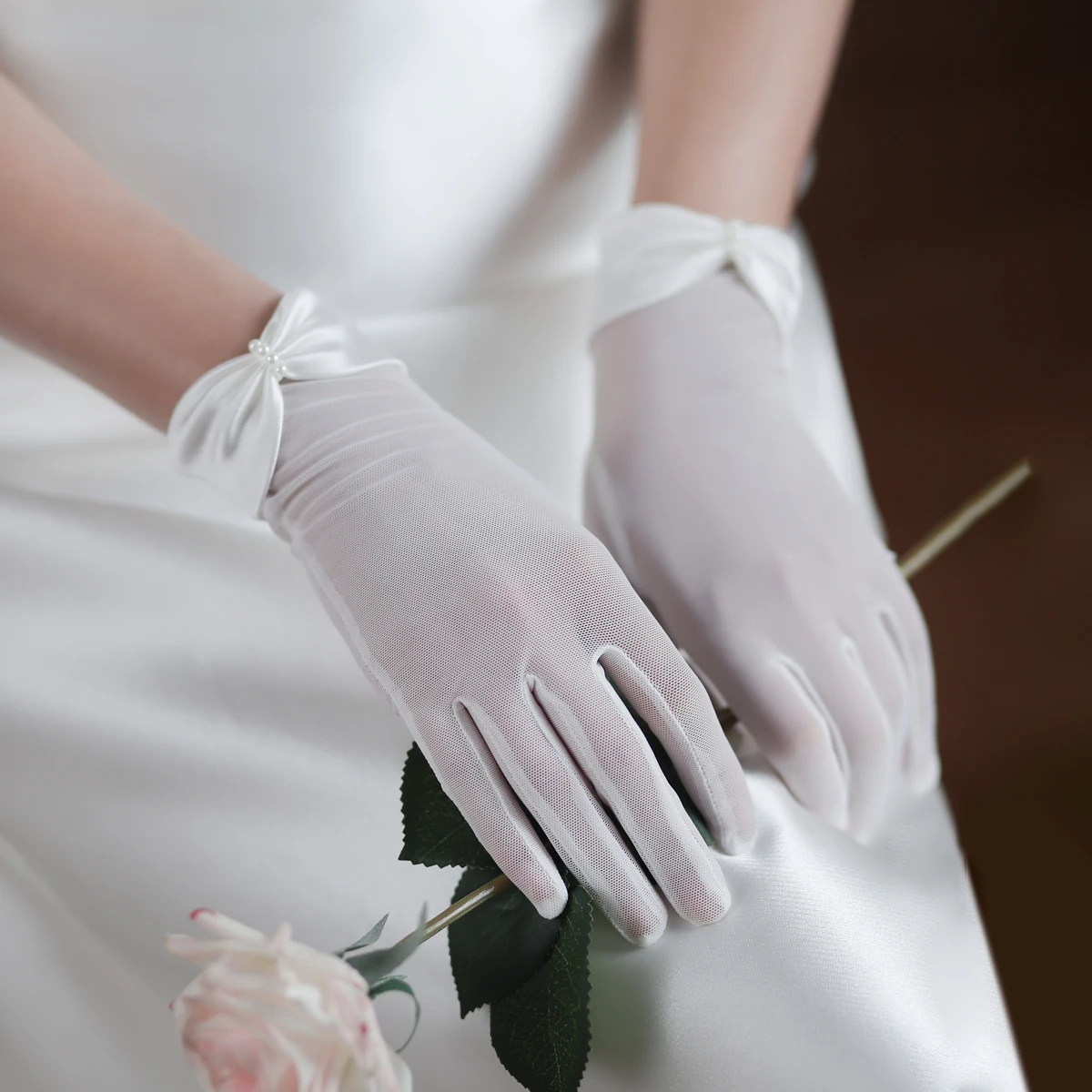 WG058-Guantes Blancos hechos a mano para mujer, con lazo de perla satinada, para boda y desfile de Graduación