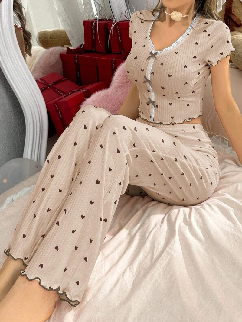 

Женский домашний костюм с принтом сердца, топ с короткими рукавами и v-образным вырезом, декор с бантом, длинные брюки с оборками, подходит для мягкой одежды для сна, домашняя одежда, пижамы