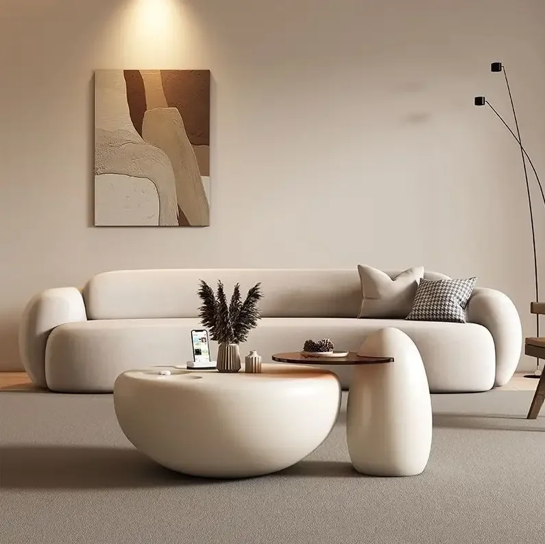 طاولة قهوة مستديرة بتصميم بسيط كريمي حديث، أثاث أبيض لطيف، ديكور منزلي في مركز غرفة المعيشة