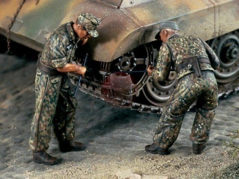 1/35 Scale DieCast Resin Figure Model Kit German Tank Repair Crew 2 Figures Unassembled Unpainted