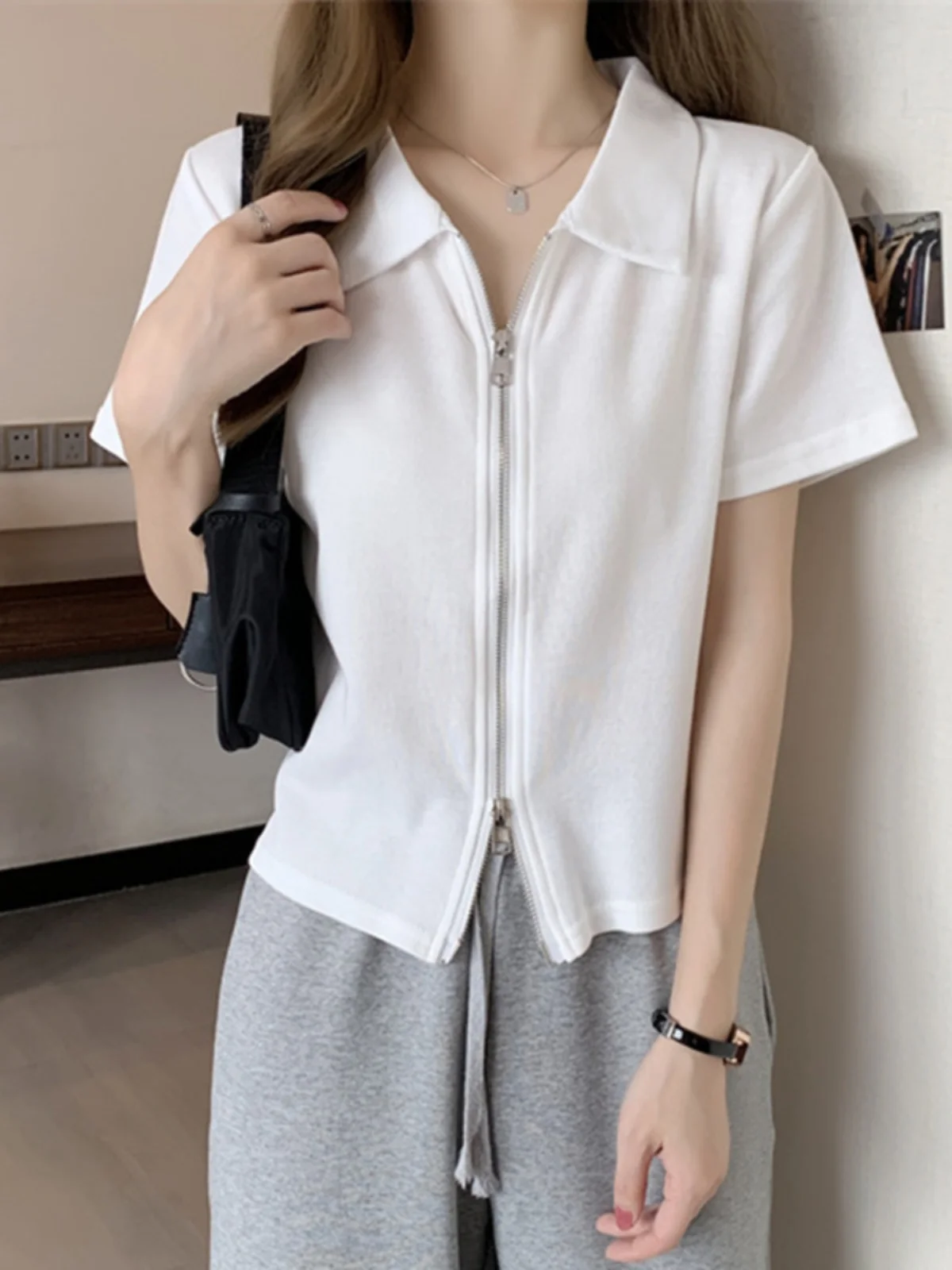 

2023 Summer Women's Zipper Ne ort Sve T-irt Slim Fit Belly Cover ort Length Correct oulder Top Korean Sle