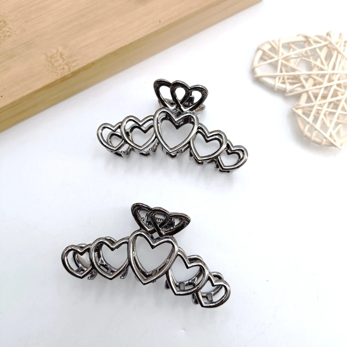 2/4/6 قطعة Y2K مشبك شعر كبير على شكل قلب معدني فضي مع تصميم بسيط ومشبك قرش عالي الجودة في الجزء الخلفي من ملحقات الرأس