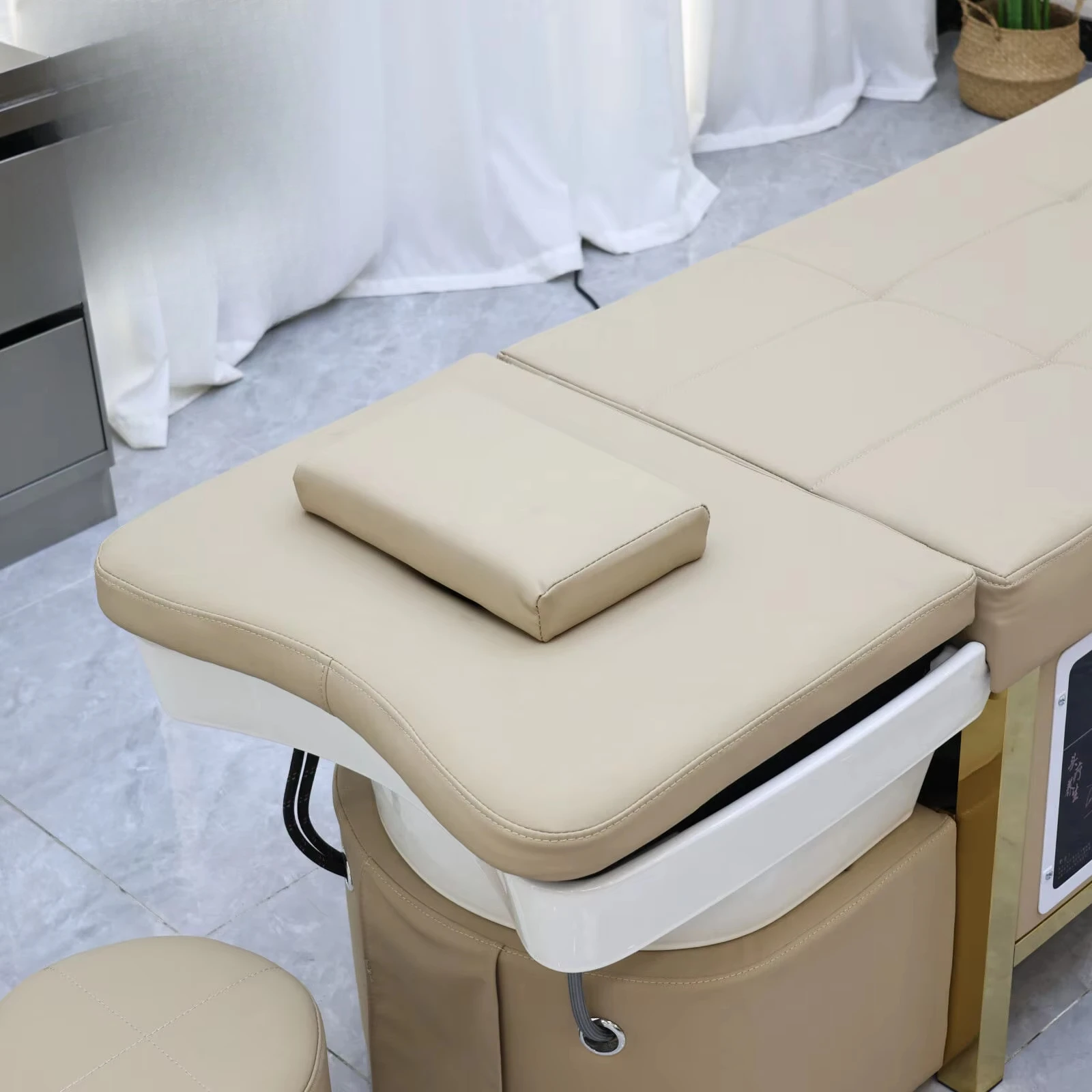 Professional-Quality Furniture Contemporary Salon Shampoo Bed with Ceramic Basin & Massage Functionality