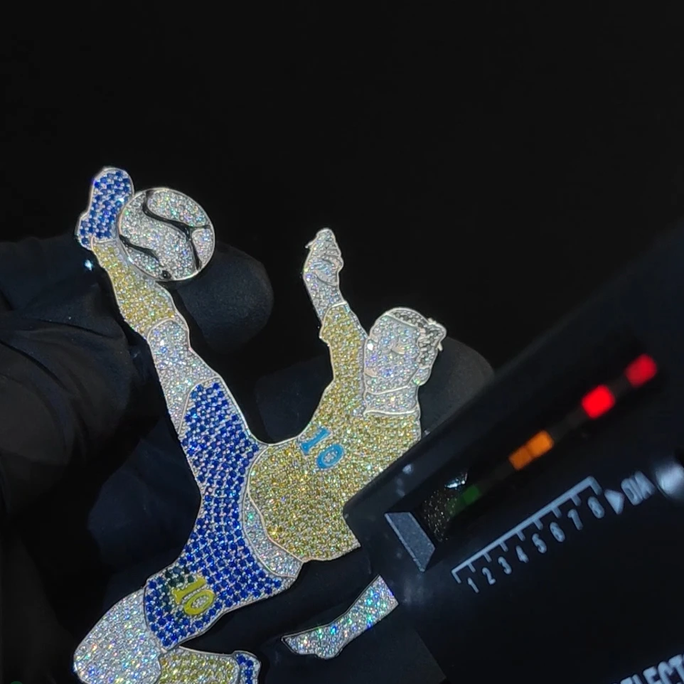 

Подвеска для футбольного мальчика на заказ, стерлинговое серебро S925, белый/черный муассанит, синий/желтый циркон, персонализированное ожерелье, подвески, ювелирные изделия