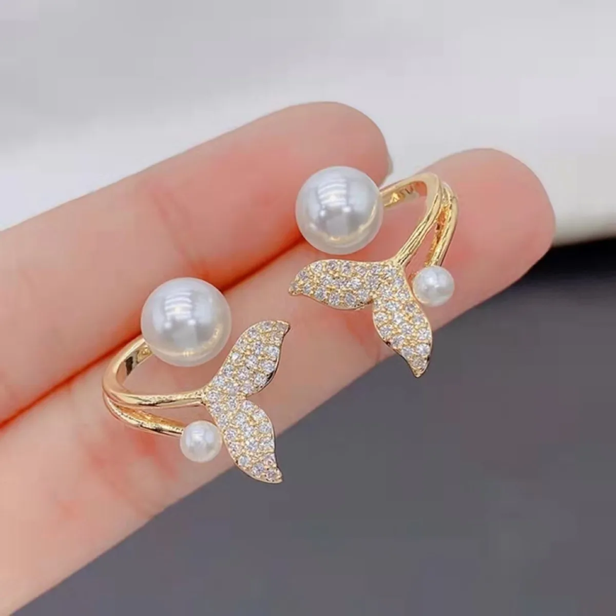 2pc Fashion Fishtail Stud Alloy Material Set in Imitation Diamond Women June Birthday Stone Theme Simple Style Whale Pop Jewelry