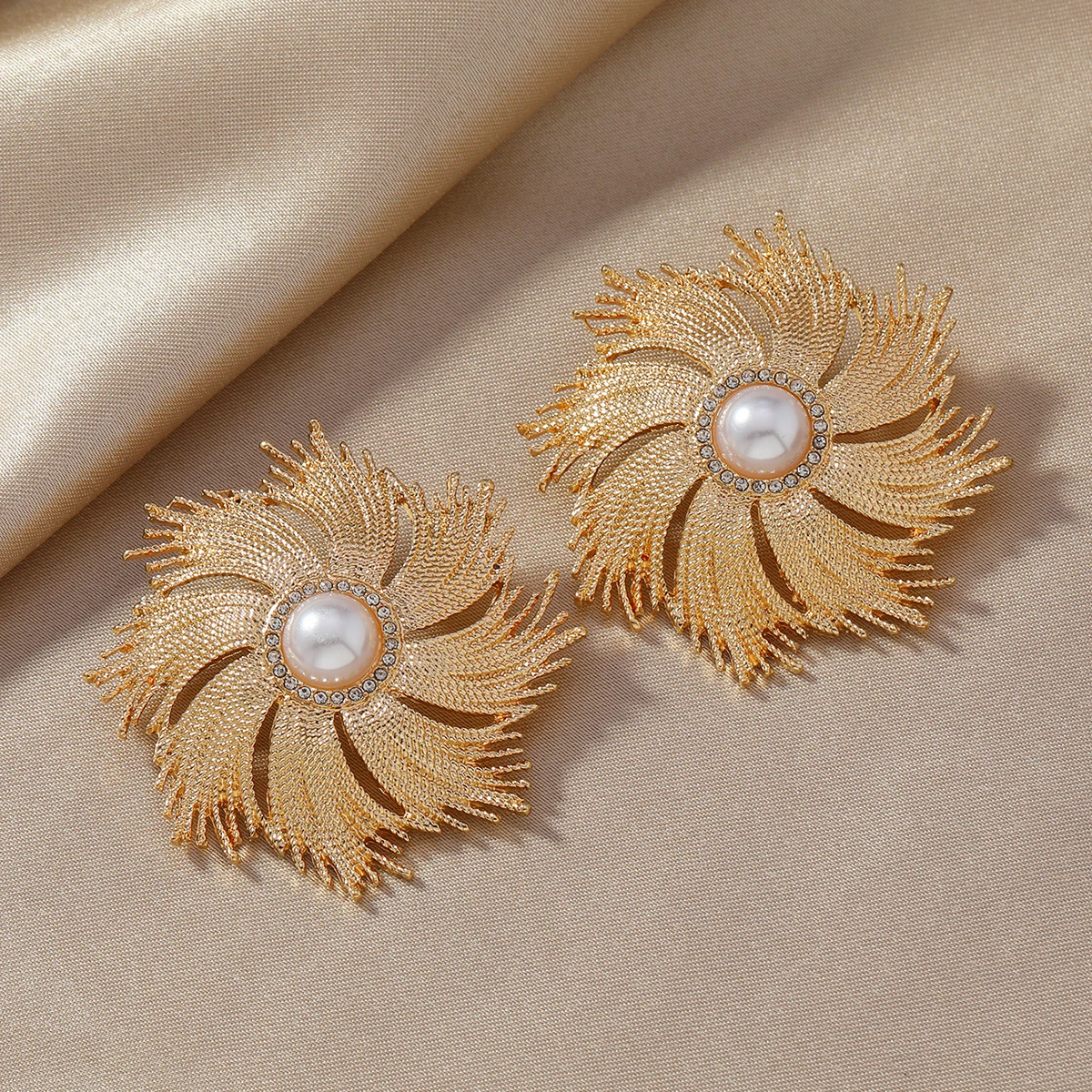 

A pair of fashionable hanging earrings for women, creative palace style French inlaid rhinestone rotating fireworks alloy earrin