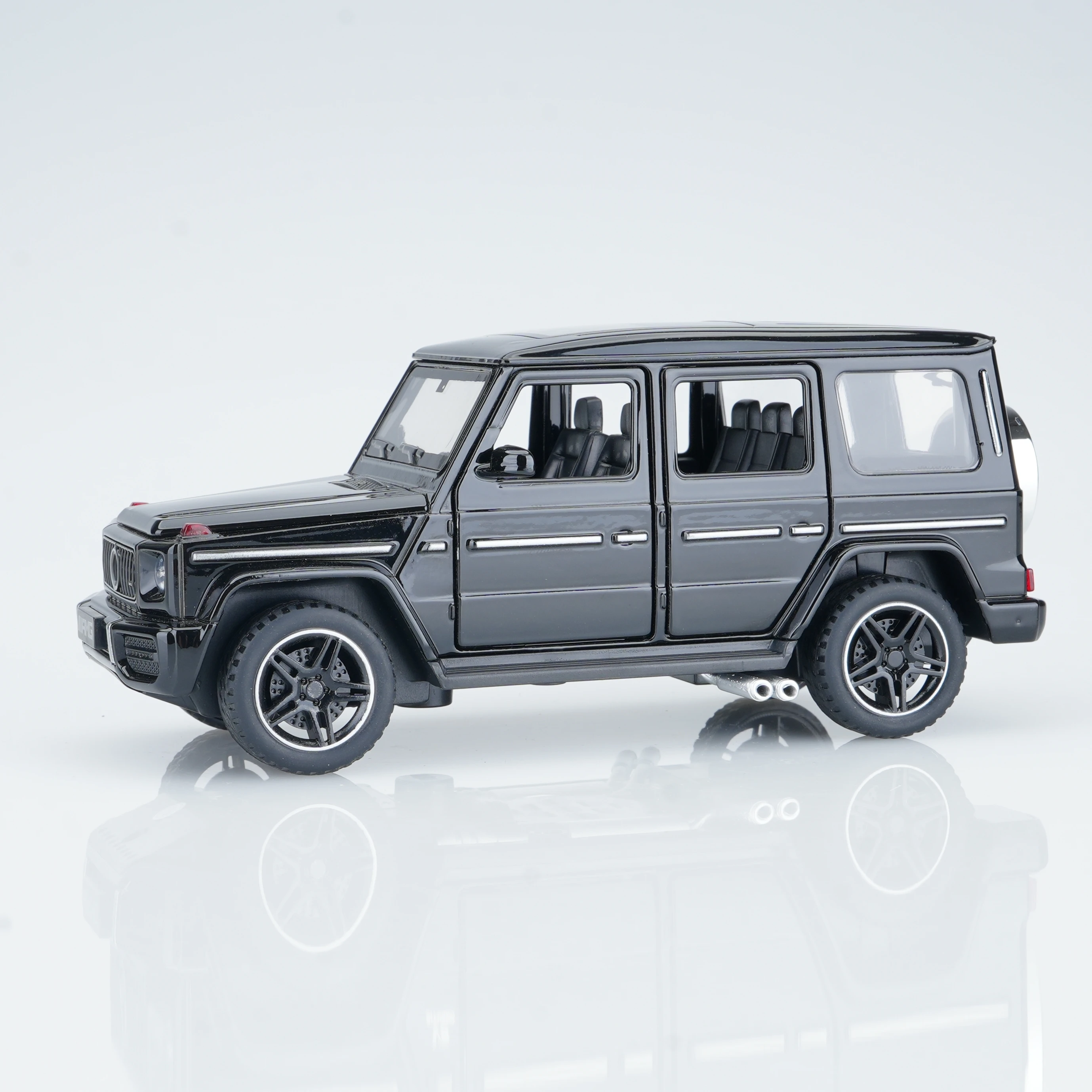 

1:32 scale black pre-built die-cast Mercedes-Benz model, made of alloy, suitable for gifting or home display.