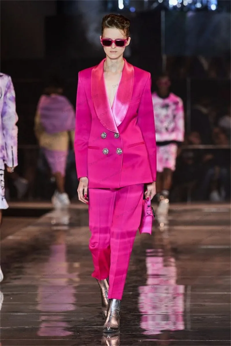 Hete Roze Damespassen Broekset 2 Stuks Blazer + Flare Broek Satijnen Revers Jasje Op Maat Crystal Knoop Catwalk Feestjas