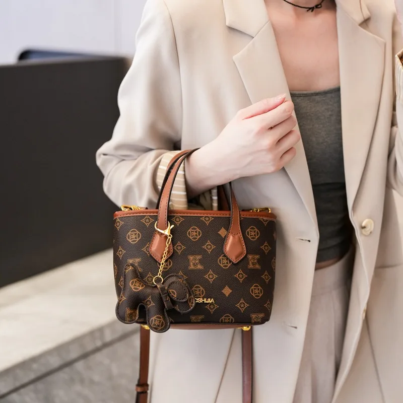 

2025 Trendy Vegetable Basket Bag for Women - Foreign Style Versatile Shoulder Bag, New Viral Fashion Messenger